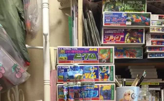 完全に背景に溶け込んでる! ガンプラで光学迷彩を実現、その方法とは?