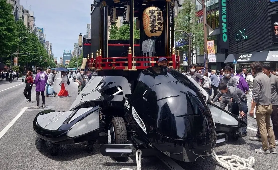 神田祭に現れた“謎の山車”の正体は? 伝統と先端技術が融合した「ツナグルマ」