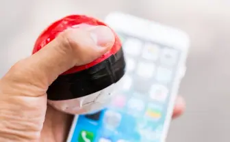 フリー素材「ぱくたそ」に『ポケモンGO』っぽい紅白ボールの写真登場