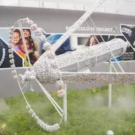 ランナーからつくられたスペースコロニーのモニュメント