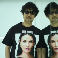 「GEEKS RULE」のTシャツを着た小島秀夫さん