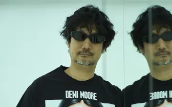 GEEKS RULEと映画『サブスタンス』のコラボT発売 小島秀夫をモデルに起用