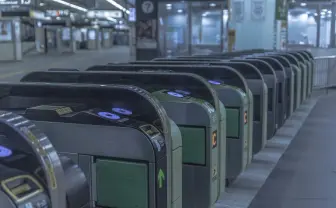 新宿駅から人が消えた　台風当日に撮影された幻想的な写真たち