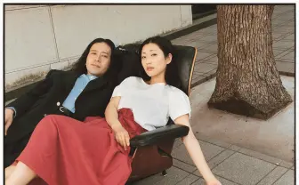 椅子を愛する又吉が編集長に 『又吉直樹マガジン 椅子』吉岡里帆や壇蜜とグラビア