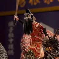 VRChatに再現された伝統芸能・石見神楽／撮影ワールド「<a href="https://vrchat.com/home/world/wrld_d12a850f-ed22-4e44-a759-99f0c0df8c76/info" target="_blank">島根県江津市 石見神楽『大蛇』</a>」