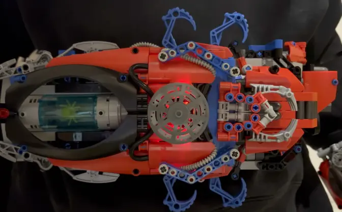 スパイダーマンが仮面ライダーだったら──レゴでつくった変身ベルトが本物すぎる