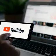成人向け動画サムネイルの“ぼかし”機能をテストしているYouTube／Proxima Studio - stock.adobe.com