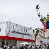 パビリオンの前に膝立ちする実物大ガンダム像