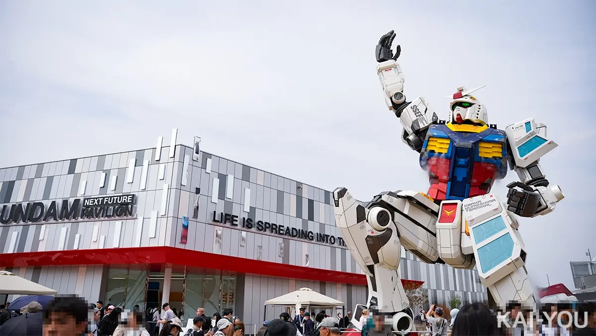 パビリオンの前に膝立ちする実物大ガンダム像
