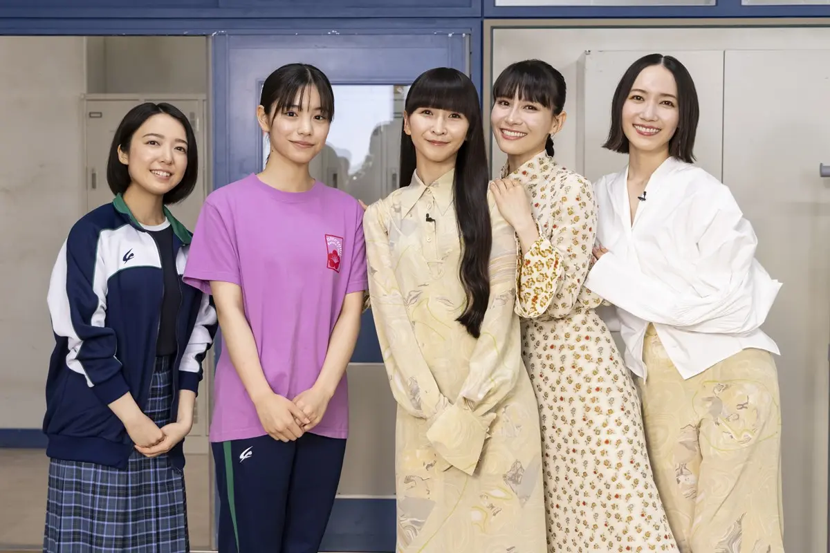左から『ちはやふる－めぐり－』出演の上白石萌音さん、當真あみさん、Perfumeの3人