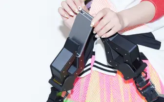 乙女の絶対領域をロボットアームが守る「アームスカート」誕生