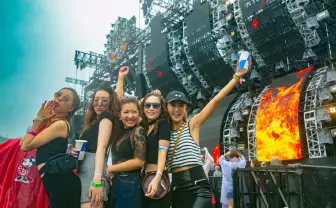 「ULTRA JAPAN」ファッションスナップ　会場を埋め尽くすスペーシーなギャルたち