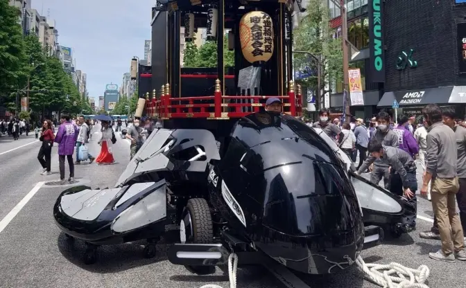 神田祭に現れた“謎の山車”の正体は？ 伝統と先端技術が融合した「ツナグルマ」
