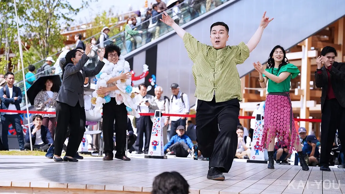 コンテンポラリーダンスを披露する中山さん