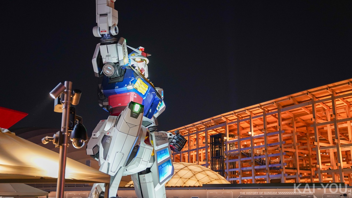 実物大ガンダム像（大屋根リングをバックに）