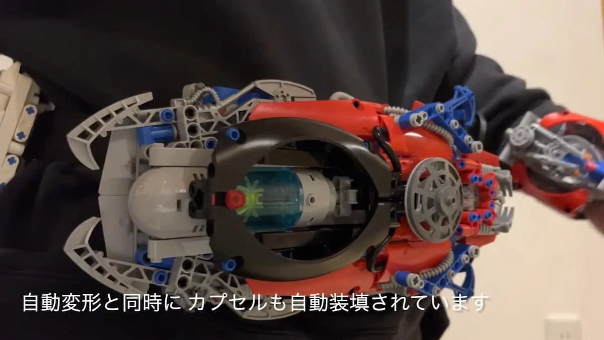 変形時にカプセルが自動で装填されるギミックも。歯車などのパーツで様々な機構が組み込まれている／画像は特撮妄想くんチャンネルから