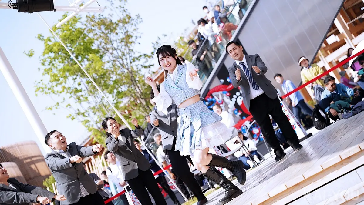 アイドル衣装に身を包みパフォーマンスする角井さん