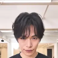 キリッとした表情のNOSUKEさん