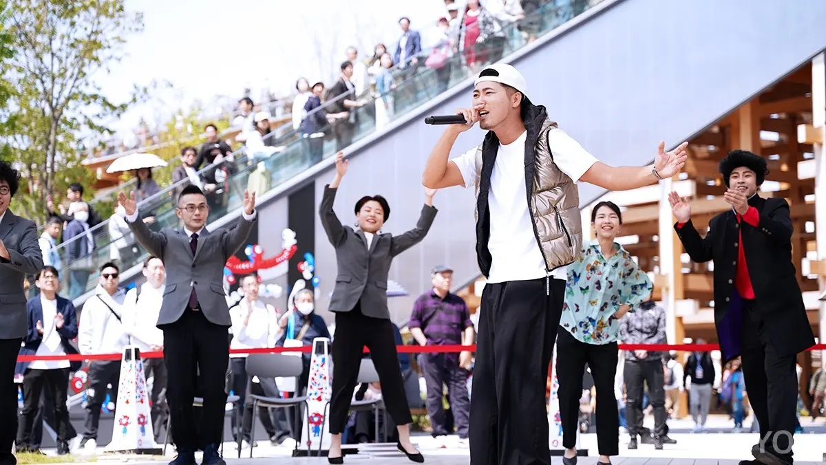ラップを披露する廣江さん