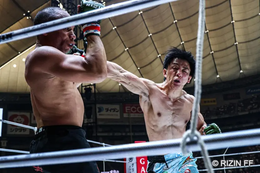 「RIZIN男祭り」第4試合：ジョン・ドッドソン vs. 征矢貴 写真1