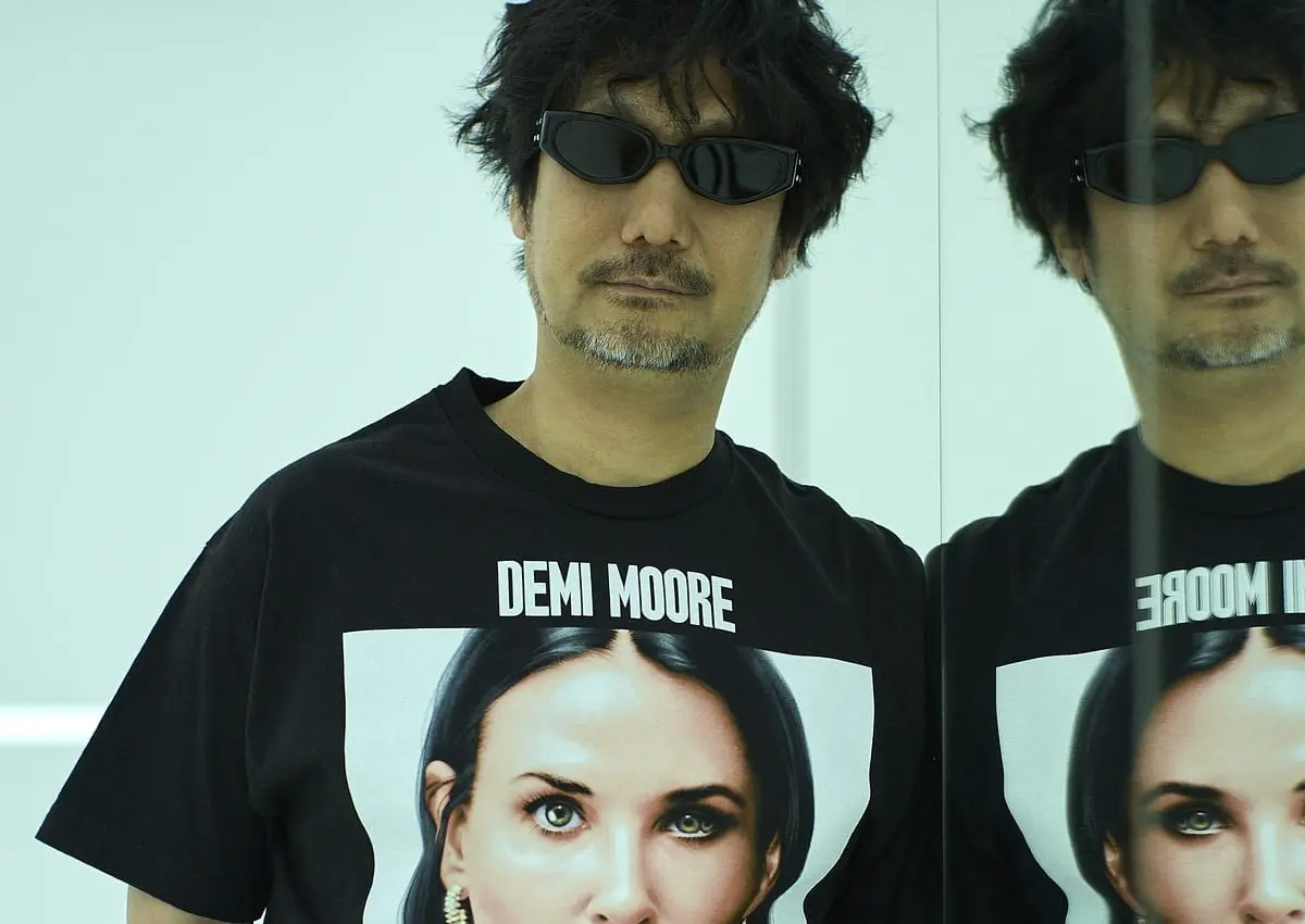 GEEKS RULEと映画『サブスタンス』のコラボT発売　小島秀夫をモデルに起用