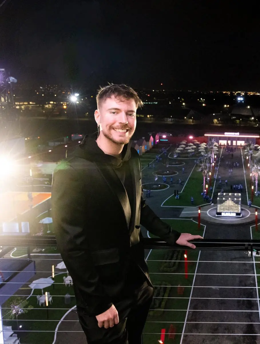 企画でつくった町をバックにしたMrBeastさん