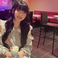 ライブ前のわずかな合間を縫って、インタビューに答えるミナさん