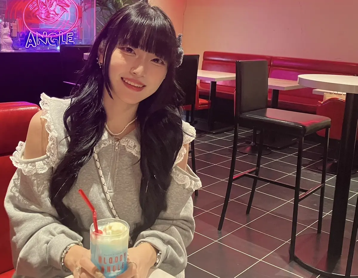 ライブ前のわずかな合間を縫って、インタビューに答えるミナさん