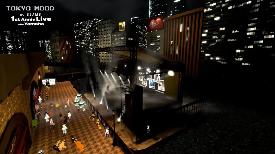 河沿いの特設ステージで、1周年を祝う音楽ライブが開催された