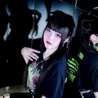 さまざまなスタイルの衣装を着こなすミナさん