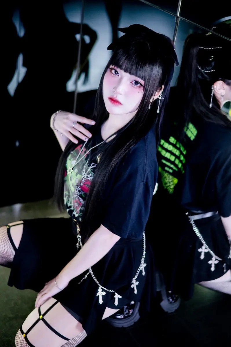 さまざまなスタイルの衣装を着こなすミナさん