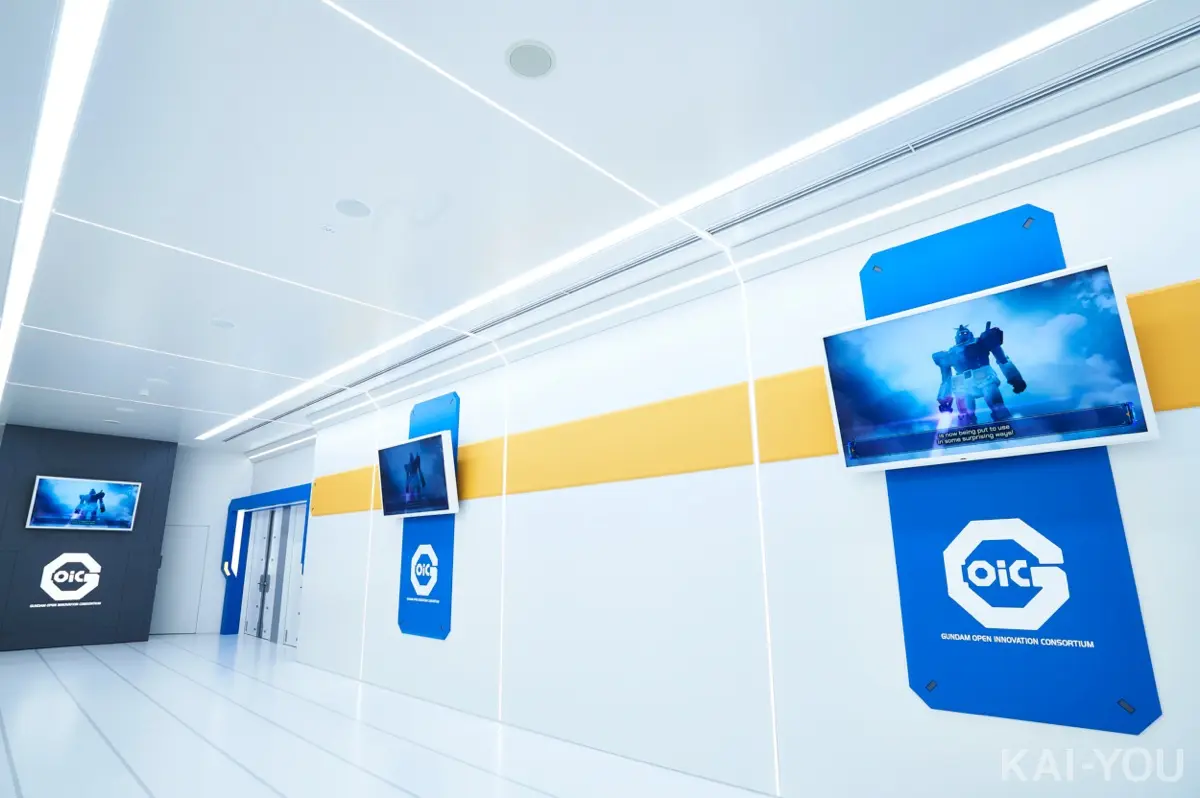 パビリオン内部は世界観に沿ったSFチックな内装に