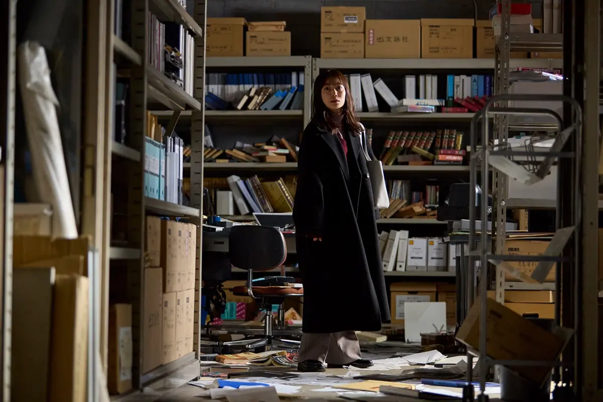 散らかった部屋にたたずむ千紘