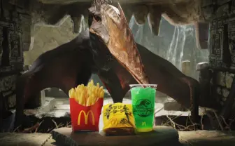 マクドナルド「ジュラシック・ワールド」コラボ決定 限定バーガーに恐竜の爪痕!