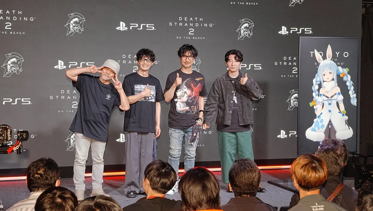 「DEATH STRANDING WORLD STRAND TOUR 2 in TOKYO」の集合写真。左より、押井守さん、津田健次郎さん、小島秀夫さん、星野源さん、兎田ぺこらさん