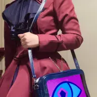 肩に下げると確かに頼もしい存在感
