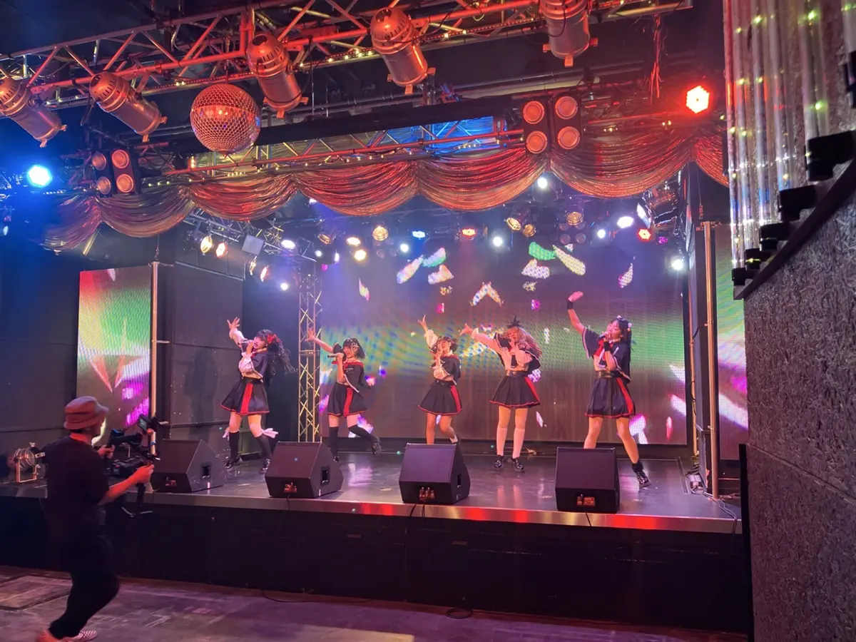 ステージで踊るいきなりテルミー