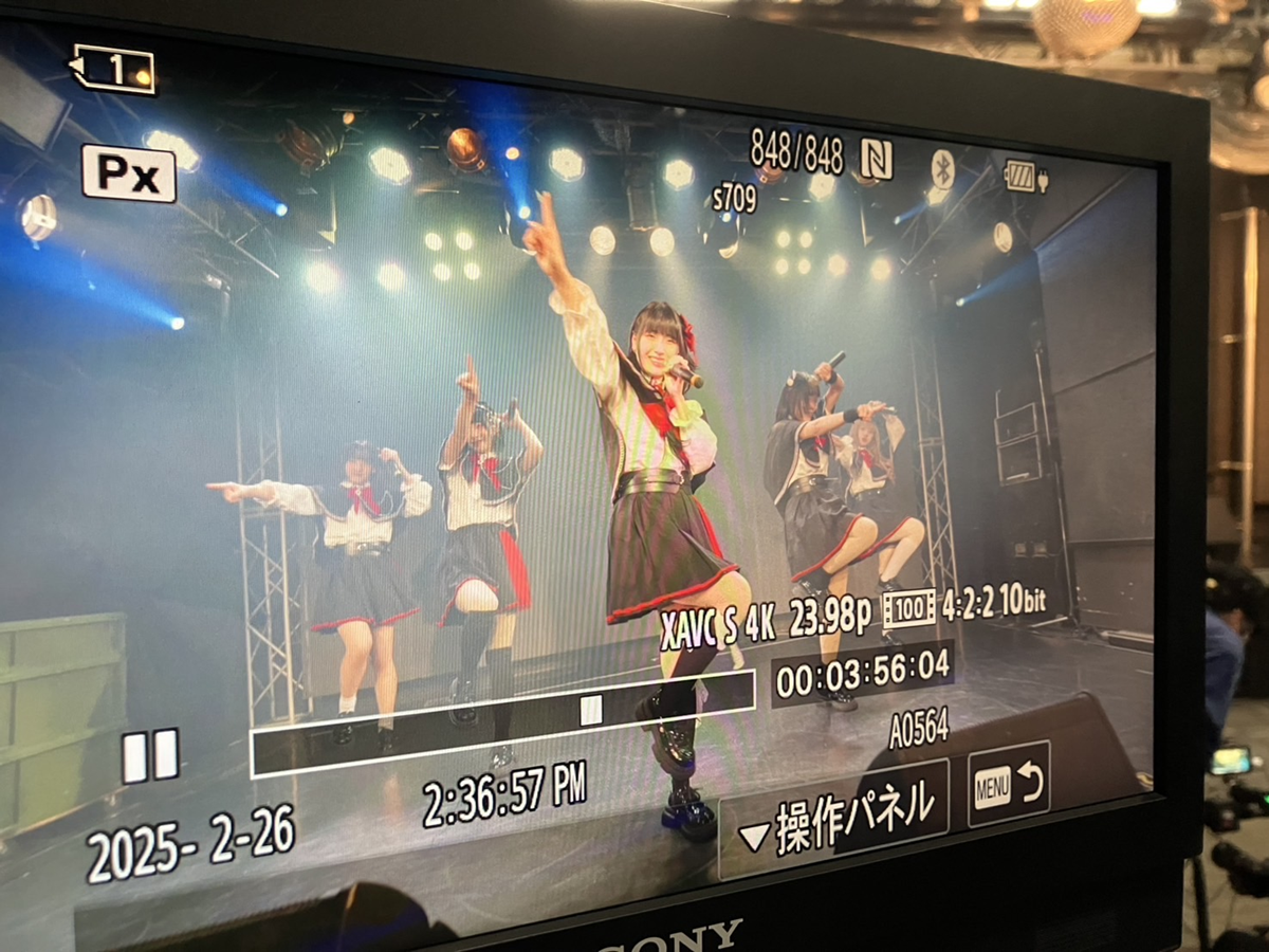 ソロパートをパフォーマンスするミナさん