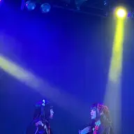 ミナさんと同じく、新メンバーのミミ（Mimii）さんと。撮影の合間も真剣にチェックし合います