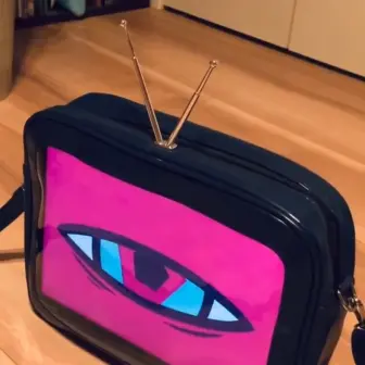 今、目が合った…？ ギョロリと周りを威嚇する「生きてるテレビ」が怖かわいい