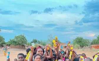 アフリカ系黒人が踊る「世界からのサプライズ動画」YouTubeチャンネルが停止