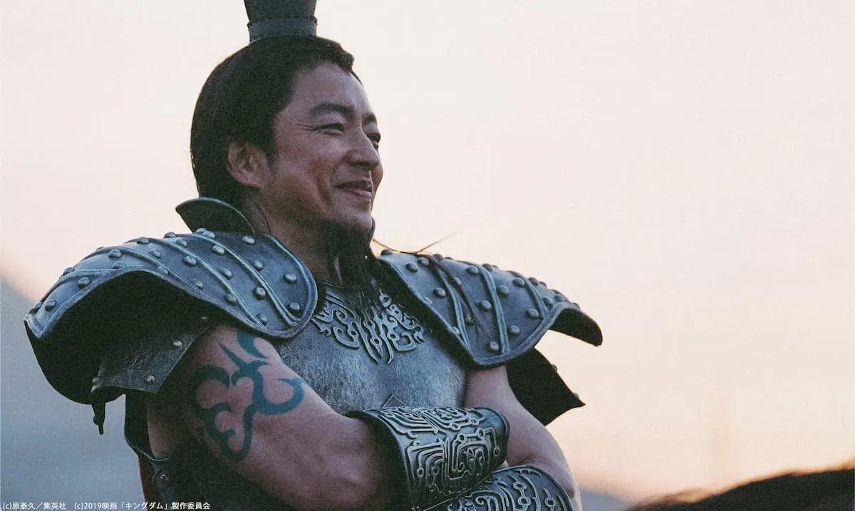 絶妙な表情を浮かべる、大沢たかおさん演じる王騎将軍／画像は映画キングダム公式Xから