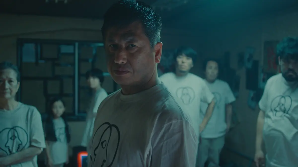 不気味なマークが描かれた揃いのTシャツを着用した集団／