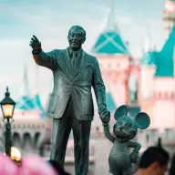 ウォルト・ディズニー像（Konstantin Yolshin - stock.adobe.com）