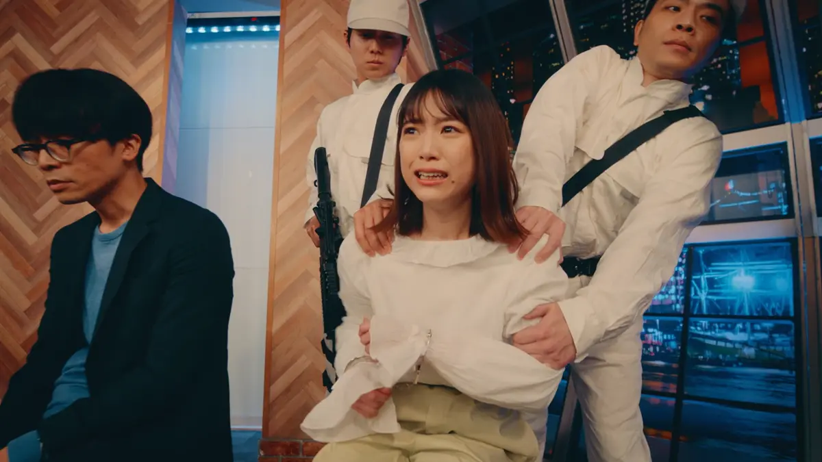 銃を持った男たちに取り押さえられる主人公・朝比奈まひる（演：中井友望さん）