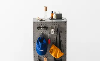 プロダクトデザインユニット「TENT」が企画展開催　カリモクとの新作家具も展示