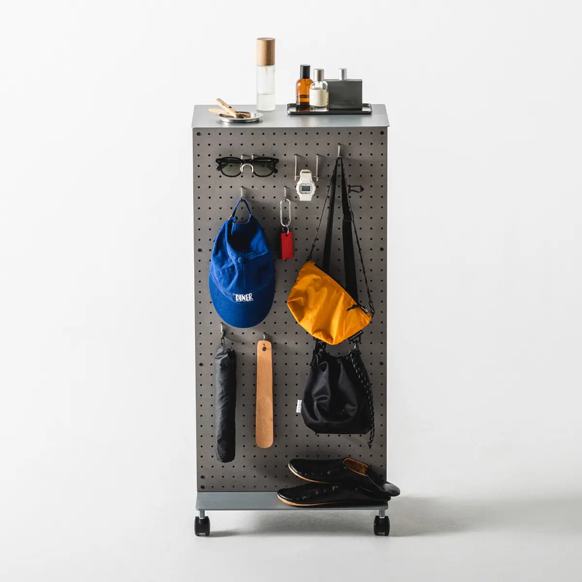 プロダクトデザインユニット「TENT」が企画展開催　カリモクとの新作家具も展示