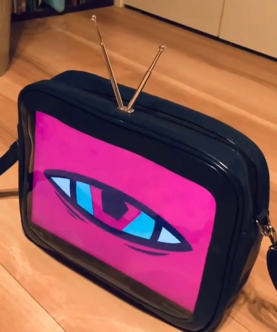 今、目が合った…? ギョロリと周りを威嚇する「生きてるテレビ」が怖かわいい