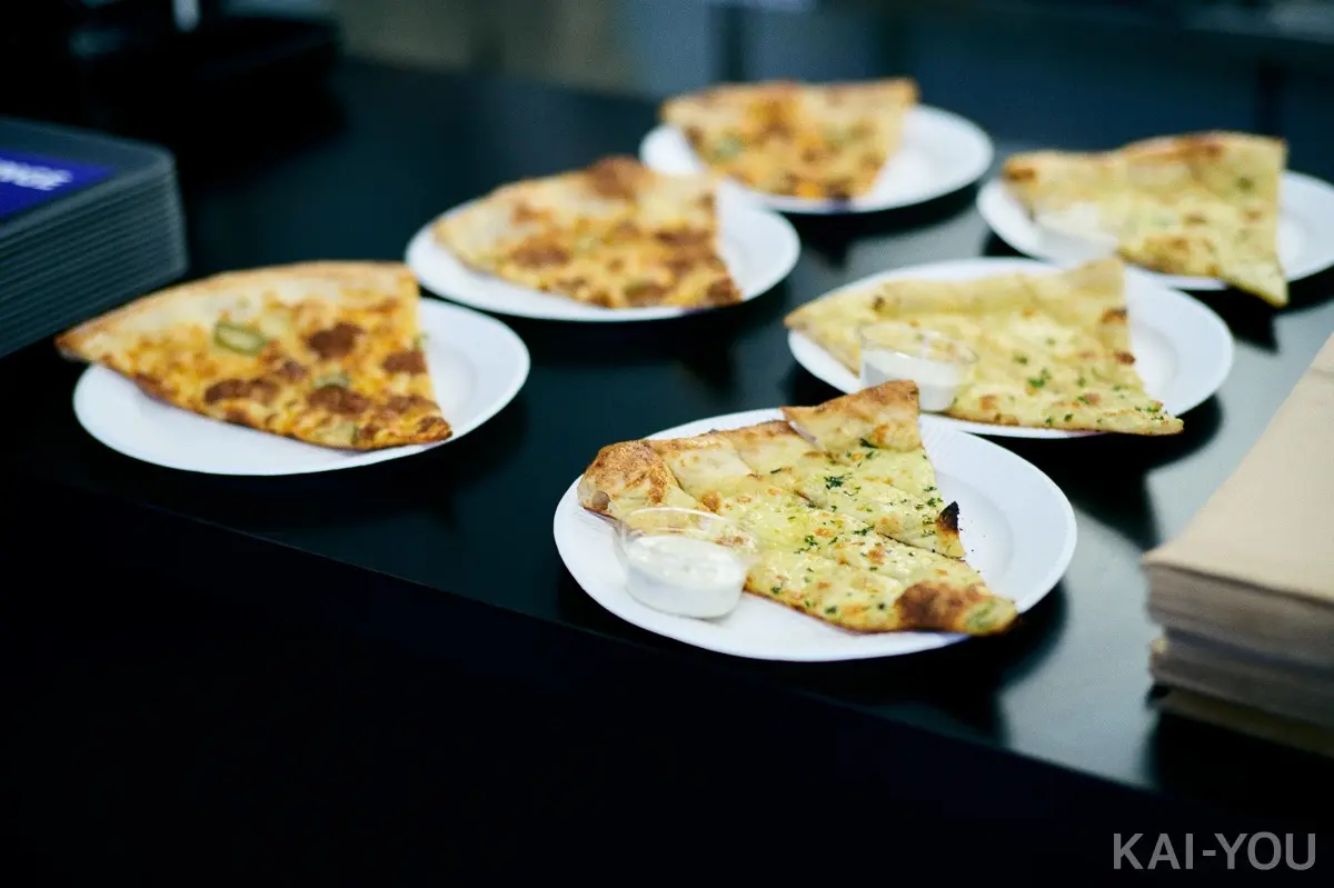 ニューヨークスタイルの大きなスライスピザ