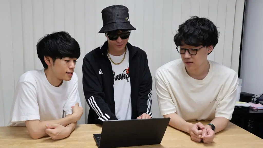 東問さん（左）、ふくらPさん（右）からアドバイスをもらうシャカ夫さん